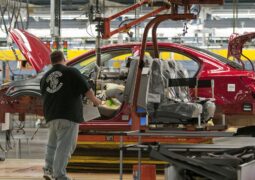 GM fabrikasını durdurma tarihini erteledi